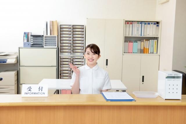 総合病院で受付などの総合案内　受付