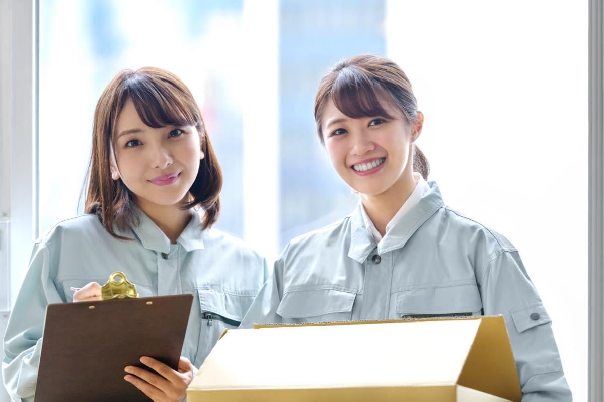 化粧品の梱包作業