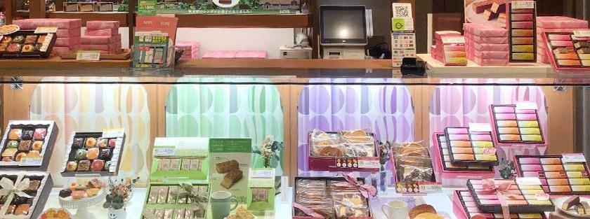人気洋菓子店で楽しく販売
