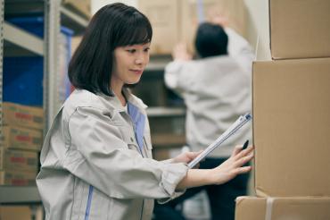 お昼から出勤！倉庫内でブランド商品のピッキング・検品・入出荷