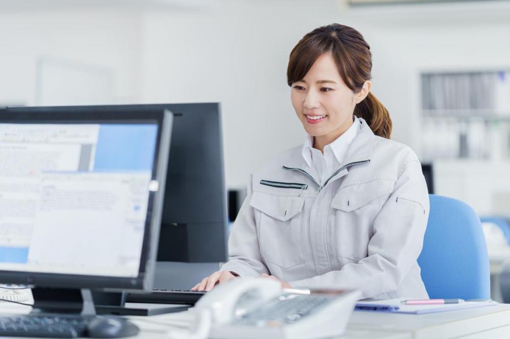 お菓子工場の事務スタッフ