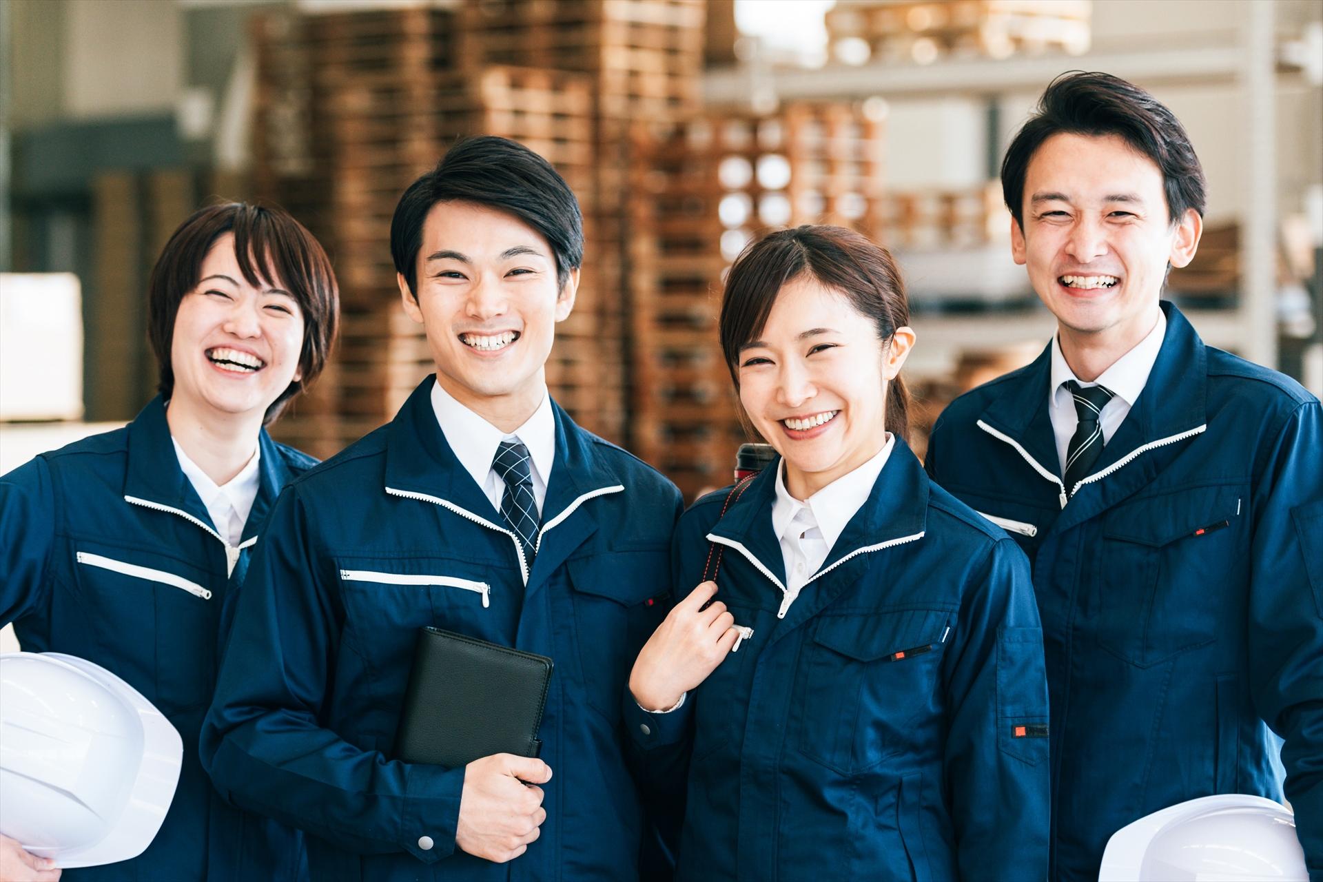 ケーブルを決められた順番で筒内に組付ける作業