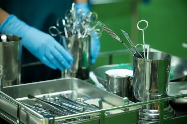 ピンセットなどの医療器材の洗浄滅菌とセット業務（帯広）