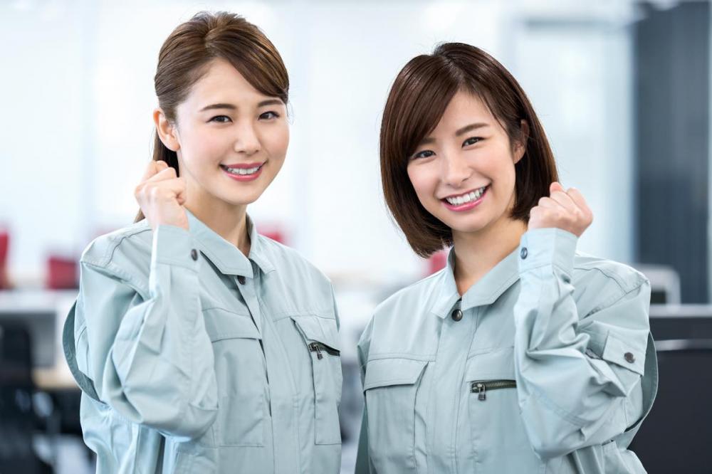 化粧品工場でのライン作業