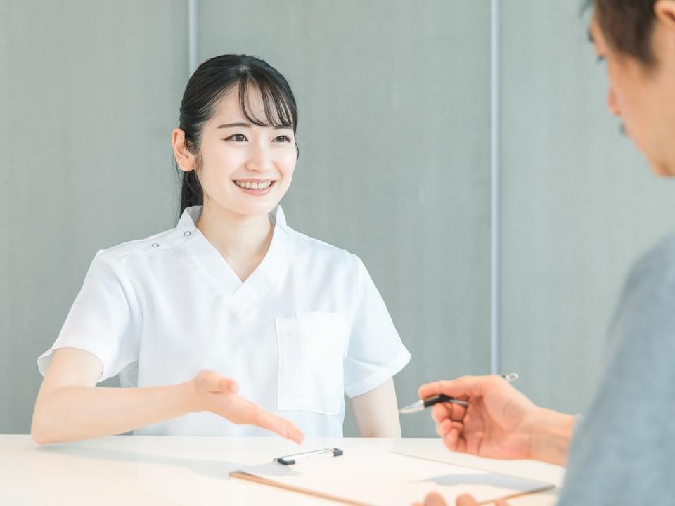 1名◎大学病院で受付サポート♪未経験歓迎◎土日祝休/残業なし