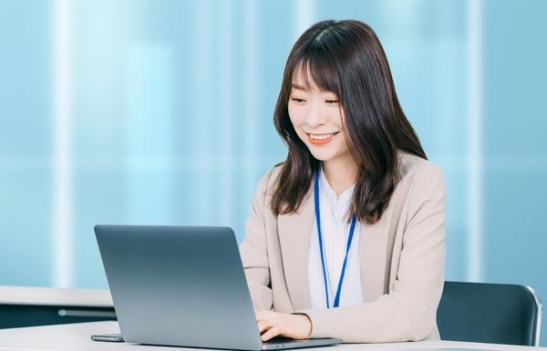 営業及びスタッフ管理/正社員登用アリ/年休125日