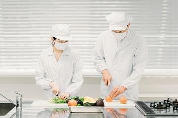 病院での調理補助スタッフ／配膳準備や野菜の皮むき