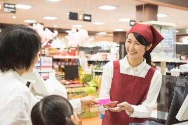 大手スーパーのレジスタッフ