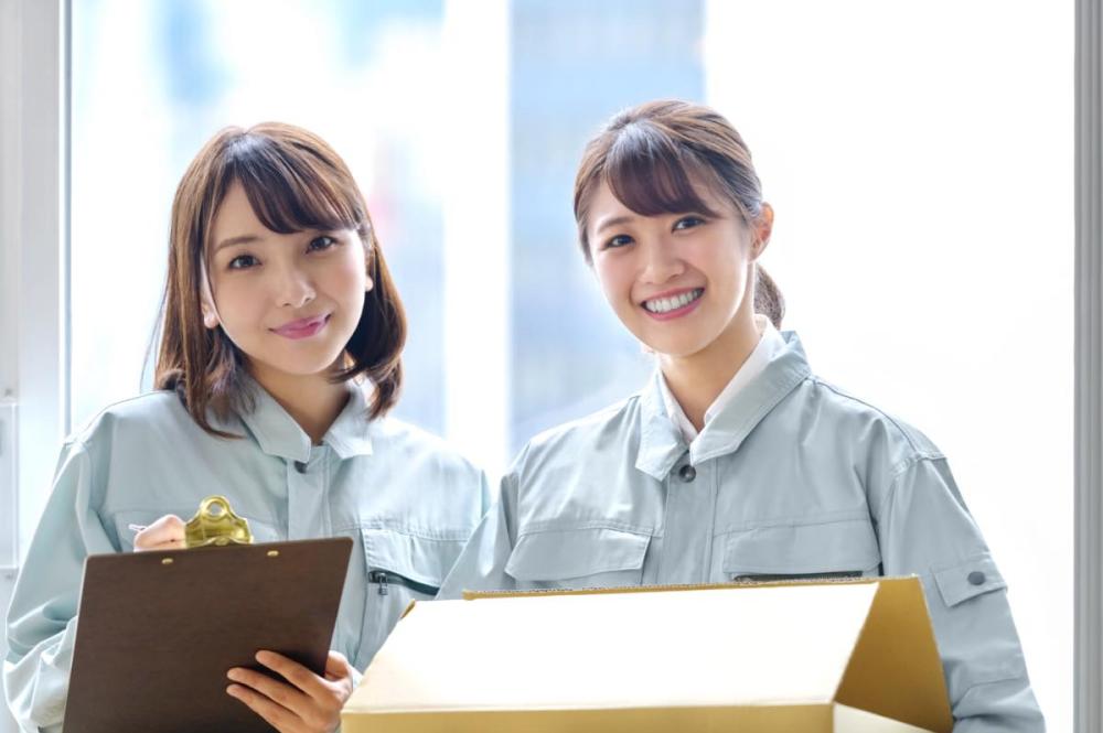 化粧品の梱包作業