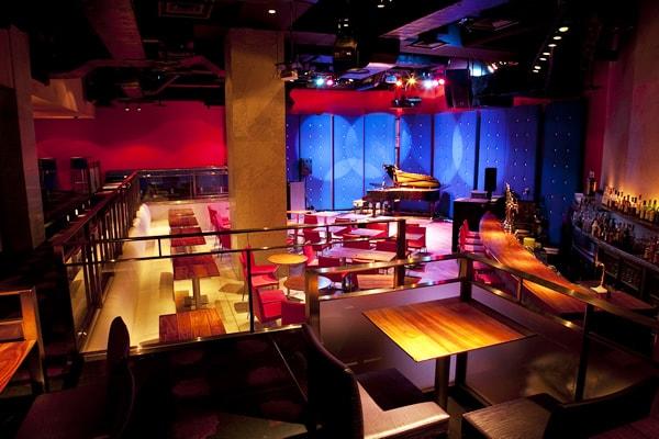 ジャズバーにてフロントサービススタッフ