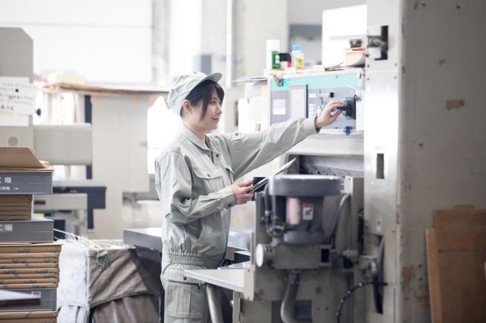 きれい職場×空調完備／軽い部品のコツコツ作業／土日休み