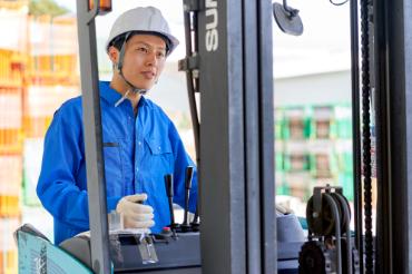 空調完備◎リーチフォークで入出庫・ピッキング＊日払OK