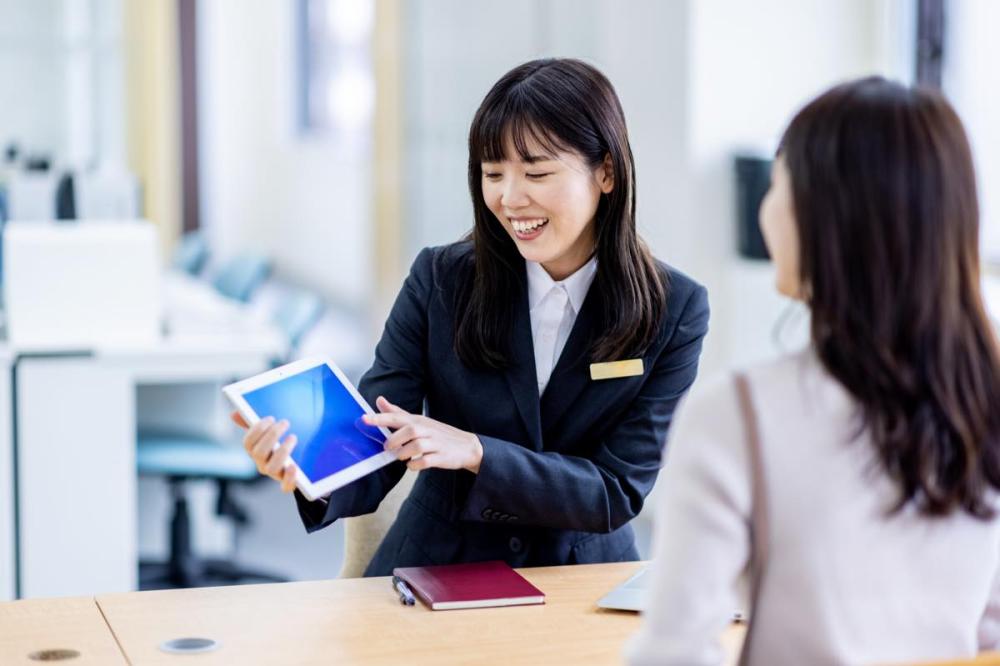 大手モバイル系ショップでの総合サービス案内スタッフ
