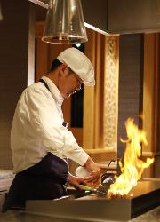 海の見えるホテルの最上階で鉄板焼きの調理