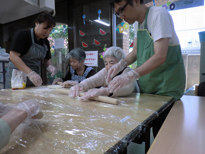 利用者さんと手打ちうどん作り（例）