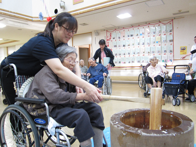 特養フロアでお餅つき