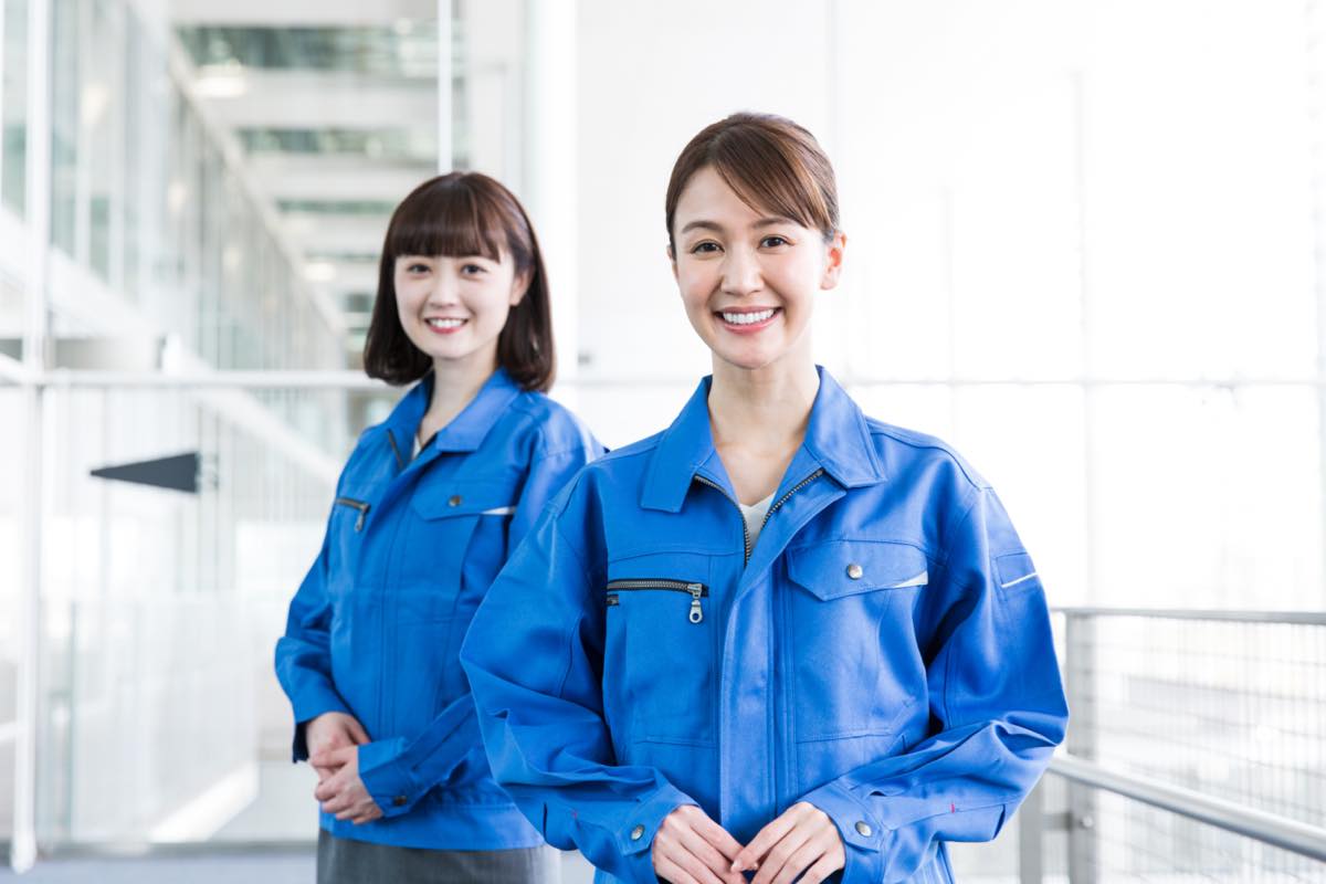 8月末までの短期/化粧品シール貼り等のライン作業